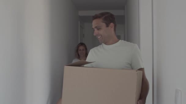 Familia feliz con dos niños entrando en apartamento vacío — Vídeos de Stock