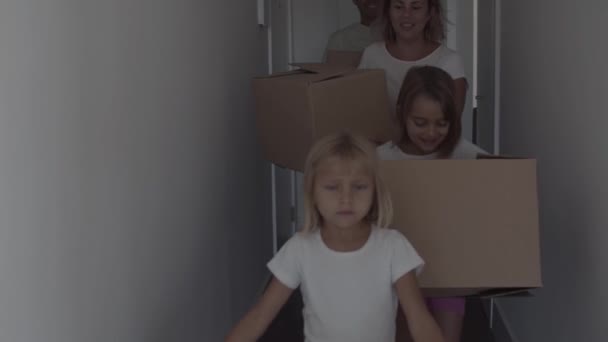 Gelukkig gezin met twee kinderen verhuizen naar nieuw appartement — Stockvideo