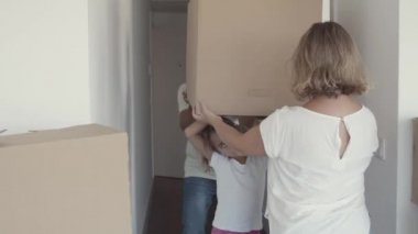 Aile çifti ve iki kız daireye taşınıyor.