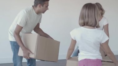 İki çocuklu bir aile boş daireden çıkıyor.