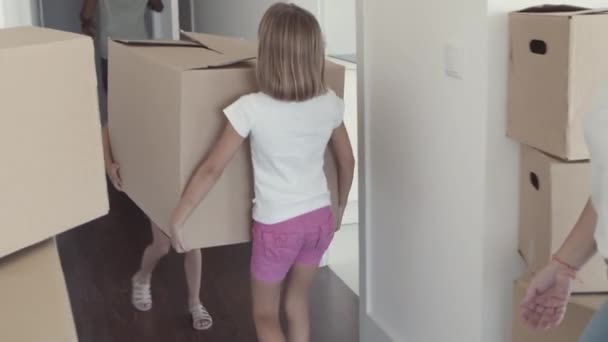 Familie koppel en twee meisjes verlaten appartement — Stockvideo
