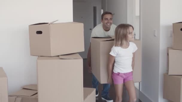 Feliz pai e filha carregando caixa de desenhos animados — Vídeo de Stock