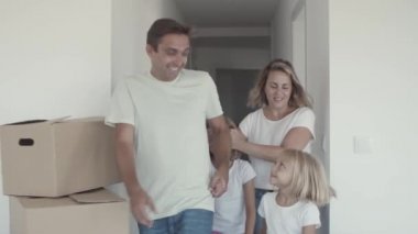 Neşeli ebeveynler ve kız kardeş gözleri kapalı kız başrol