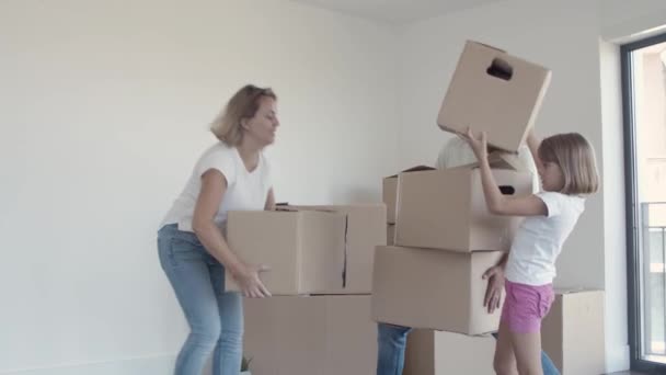 Mutlu ebeveynler ve kızlar yeni bir daireye taşınıyor. — Stok video