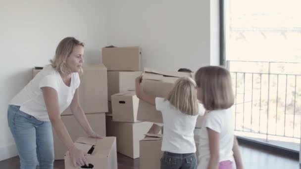 Šťastní rodiče a dcera odcházejí z bytu — Stock video