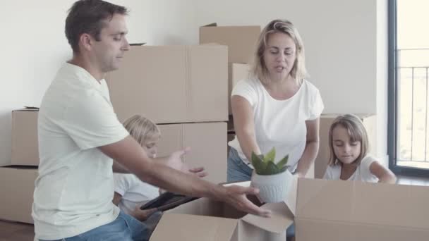 Familie mit Kindern packt Sachen für die Abreise — Stockvideo