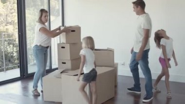 Mutlu ebeveynler ve iki kız yeni daireye taşınıyor.