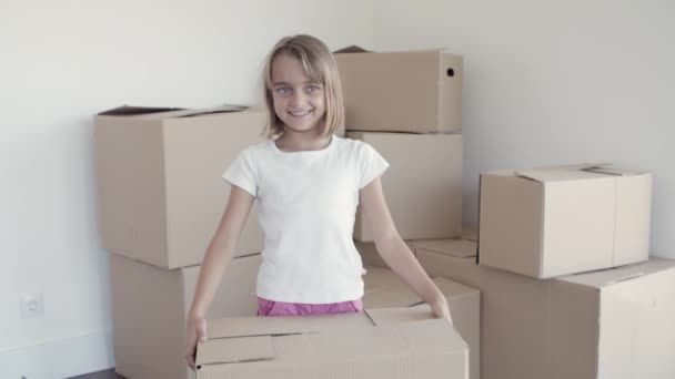 Радісна дівчина позує в новій квартирі — стокове відео
