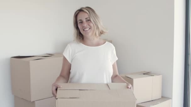 Allegro donna di mezza età in posa nel suo nuovo appartamento — Video Stock