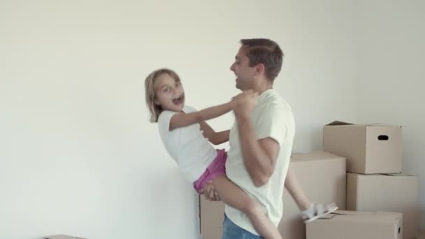 Vreugdevolle vader houdt dochter in de armen en dansen — Stockvideo