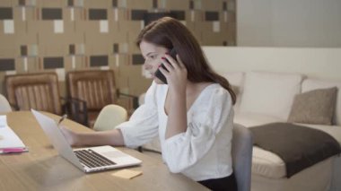 Cep telefonuyla konuşan profesyonel bir kadın.