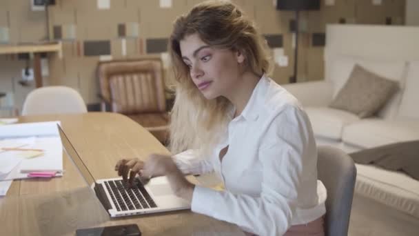 Позитивная молодая деловая женщина, работающая в коворкинге — стоковое видео