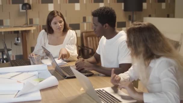Startup team werkt op laptops in co-working space — Stockvideo