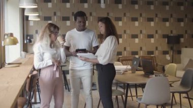 Yaratıcı ekip proje stratejisini tartışıyor