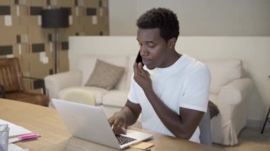 Afrika kökenli Amerikalı başlangıç yöneticisi cep telefonuyla konuşuyor