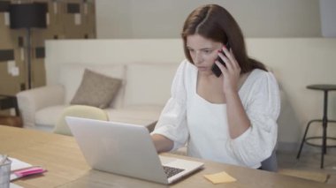 Odaklanmış yönetici cep telefonuyla konuşuyor