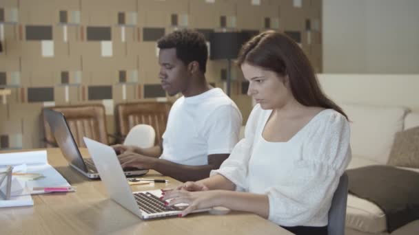 Twee collega 's samen aan tafel — Stockvideo