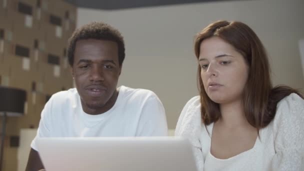 Pareja de gerentes de startup sentados a la mesa con laptop — Vídeo de stock