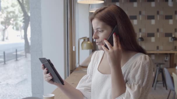 Komoly csinos fiatal nő beszél a mobilján. — Stock videók