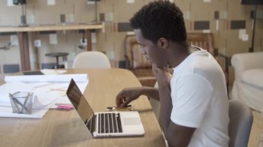 Afrikalı Amerikalı yönetici cep telefonundan konuşuyor.