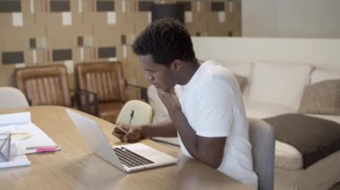 Afrikalı Amerikalı yönetici cep telefonundan konuşuyor.