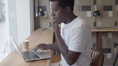 Kendinden emin Afrikalı Amerikalı girişimci telefonla konuşuyor.