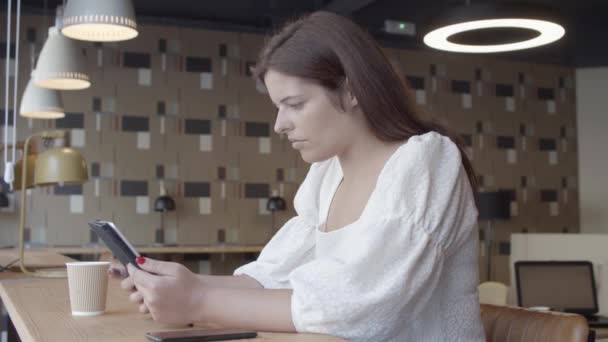 Zaostřeno krásná mladá žena pomocí tablet — Stock video