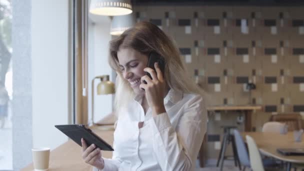 Gelukkige positieve jonge vrouw praten over de telefoon — Stockvideo