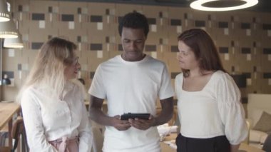 Meslektaşlar tabletten içeriği izliyor