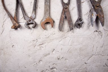 Metniniz için yer bir alçı zemin üzerine eski araçlar
