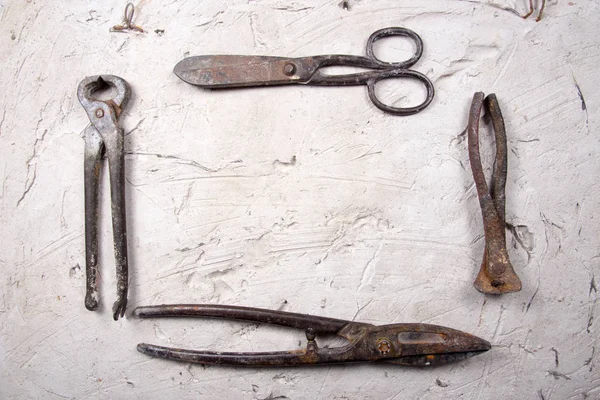 Metniniz için yer bir alçı zemin üzerine eski araçlar