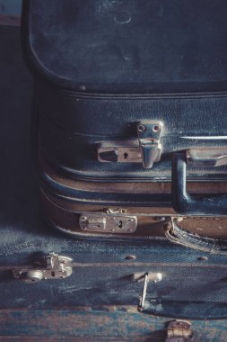 Vintage eski bavulları birbirinin
