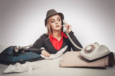 Ofis, iş, Dedektif kavramı güzel retro iş kadın vintage Sekreter telefon gri arka plan üzerinde konuşuyor