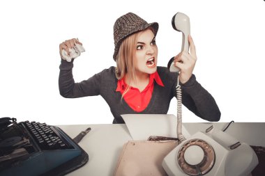 Ofis, beyaz arka plan üzerinde izole telefon içine bağırarak iş, Dedektif kavramı-kızgın iş kadını