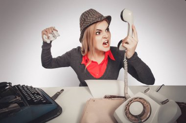 Ofis, gri arka plan üzerinde telefon içine bağırarak iş, Dedektif kavramı-kızgın iş kadını