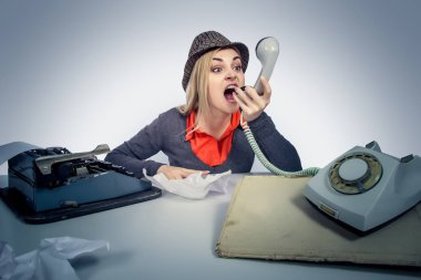 Ofis, gri arka plan üzerinde telefon içine bağırarak iş, Dedektif kavramı-kızgın iş kadını