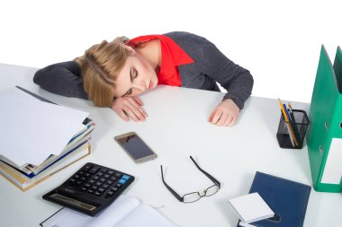 Office, iş, teknoloji, finans ve Internet kavramı - beyaz arka plan üzerinde izole işyerinde uyuyan güzel genç iş kadın portresi