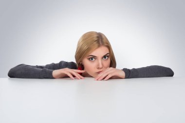 Masa altından gri arka plan üzerinde seyir ofis, iş, teknoloji, finans ve Internet kavramı-iş kadını