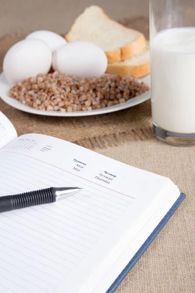 Karabuğday, ekmek, yumurta ve süt ile defter. Diyet kavramı