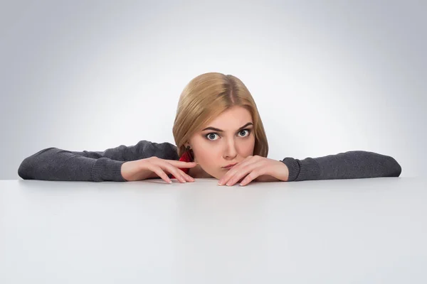 Masa altından gri arka plan üzerinde seyir ofis, iş, teknoloji, finans ve Internet kavramı-iş kadını