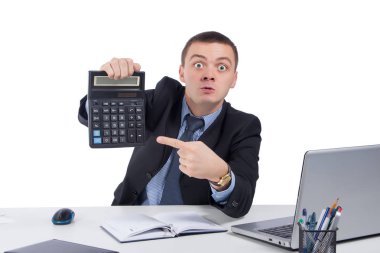 Beyaz bir arka plan üzerinde izole bir hesap makinesi tutan çok kızgın işadamı ofis,