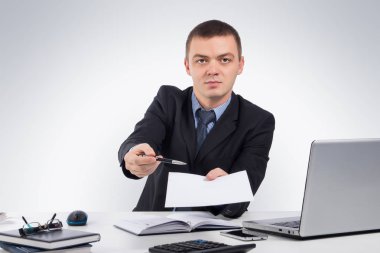 Office, iş, teknoloji, finans ve Internet kavramı-işadamı holding kağıt ve kalem ve gri arka plan üzerinde imza için vererek