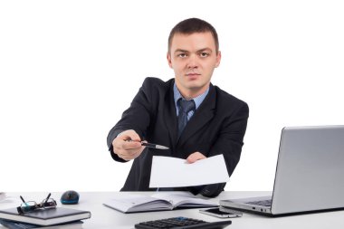 Office, iş, teknoloji, finans ve Internet kavramı-işadamı holding kağıt ve kalem ve beyaz arka plan üzerinde izole imza için vererek