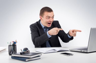 İş, office, teknoloji, finans ve Internet kavramı - işadamı dizüstü bilgisayar ve Office belgeleri ile gülümseyen