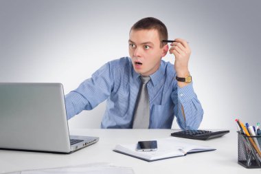 Office, iş, teknoloji, finans ve Internet kavramı - dizüstü bilgisayar ve gri arka plan üzerinde Office belgeleri ile sürpriz iş adamı