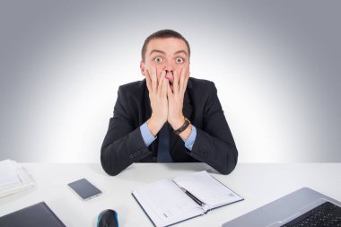 Office, iş, teknoloji, finans ve Internet kavramı-dizüstü bilgisayar ve gri arka plan üzerinde Office belgeleri ile şok işadamı