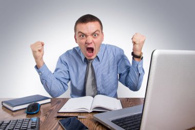 Office, mali, internet, iş, başarı ve insan kavramı-kızgın işadamı Office gri arka plan üzerine bağırarak