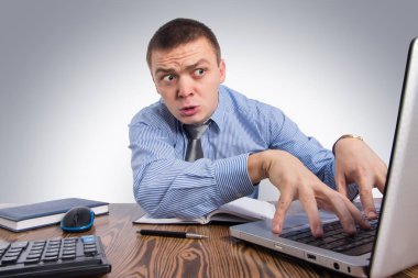 Ofis, mali, internet, iş, başarı ve insan kavramı ciddi, laptop gri arka plan üzerinde ofisinde yazarak iş adamı korkuttu