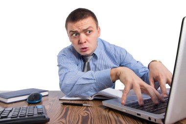 Office, mali, internet, iş, başarı ve insan kavramı ciddi, laptop beyaz arka plan üzerinde izole ofisinde yazarak iş adamı korkuttu