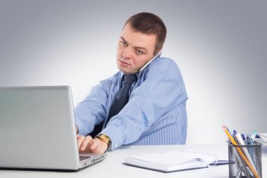 Office, mali, internet, iş, başarı ve insan kavramı-işadamı ile Laptop gri arka plan üzerinde ofisinde yazarak smartphone